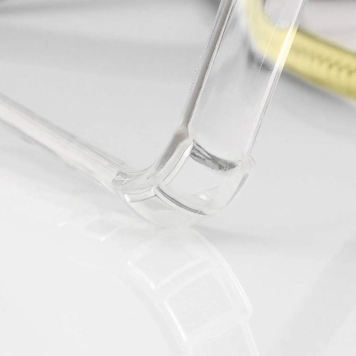 Carcasa transparente iPhone XR con colgante cadena metálica. Accesorio de  moda, ajuste perfecto y máxima protección